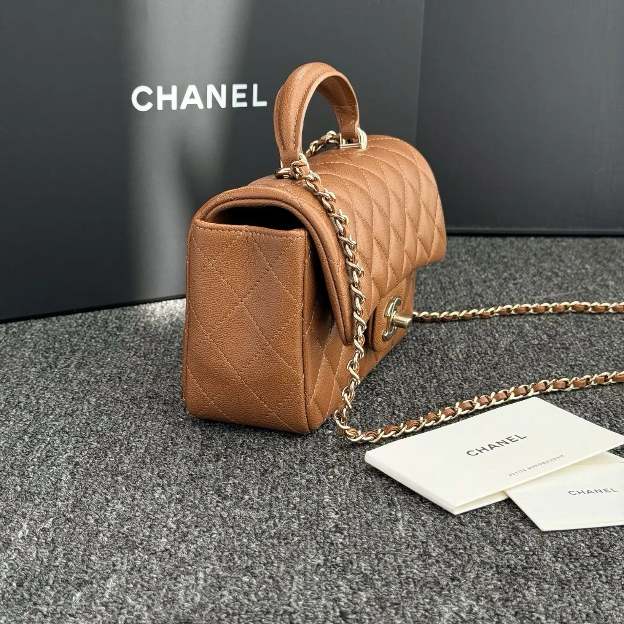 Chanel Mini Kulp İnce Top Desen Karamel Rengi Açık Altın Toka - Glimmer of Luxury