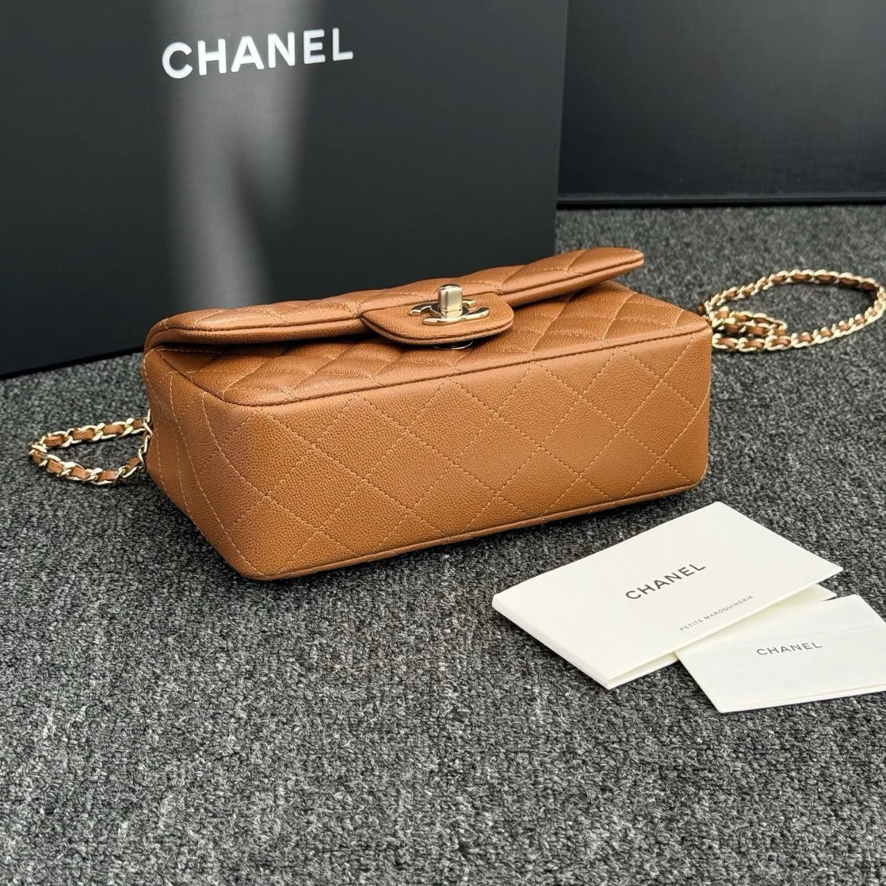 Chanel Mini Kulp İnce Top Desen Karamel Rengi Açık Altın Toka - Glimmer of Luxury