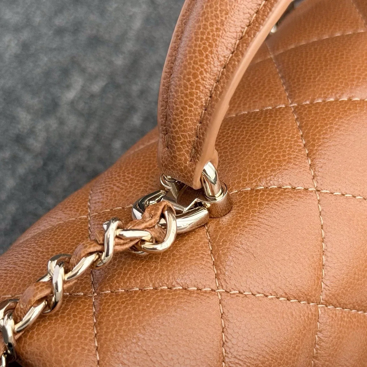 Chanel Mini Kulp İnce Top Desen Karamel Rengi Açık Altın Toka - Glimmer of Luxury