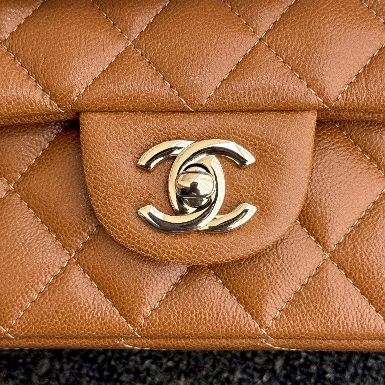 Chanel Mini Kulp İnce Top Desen Karamel Rengi Açık Altın Toka - Glimmer of Luxury