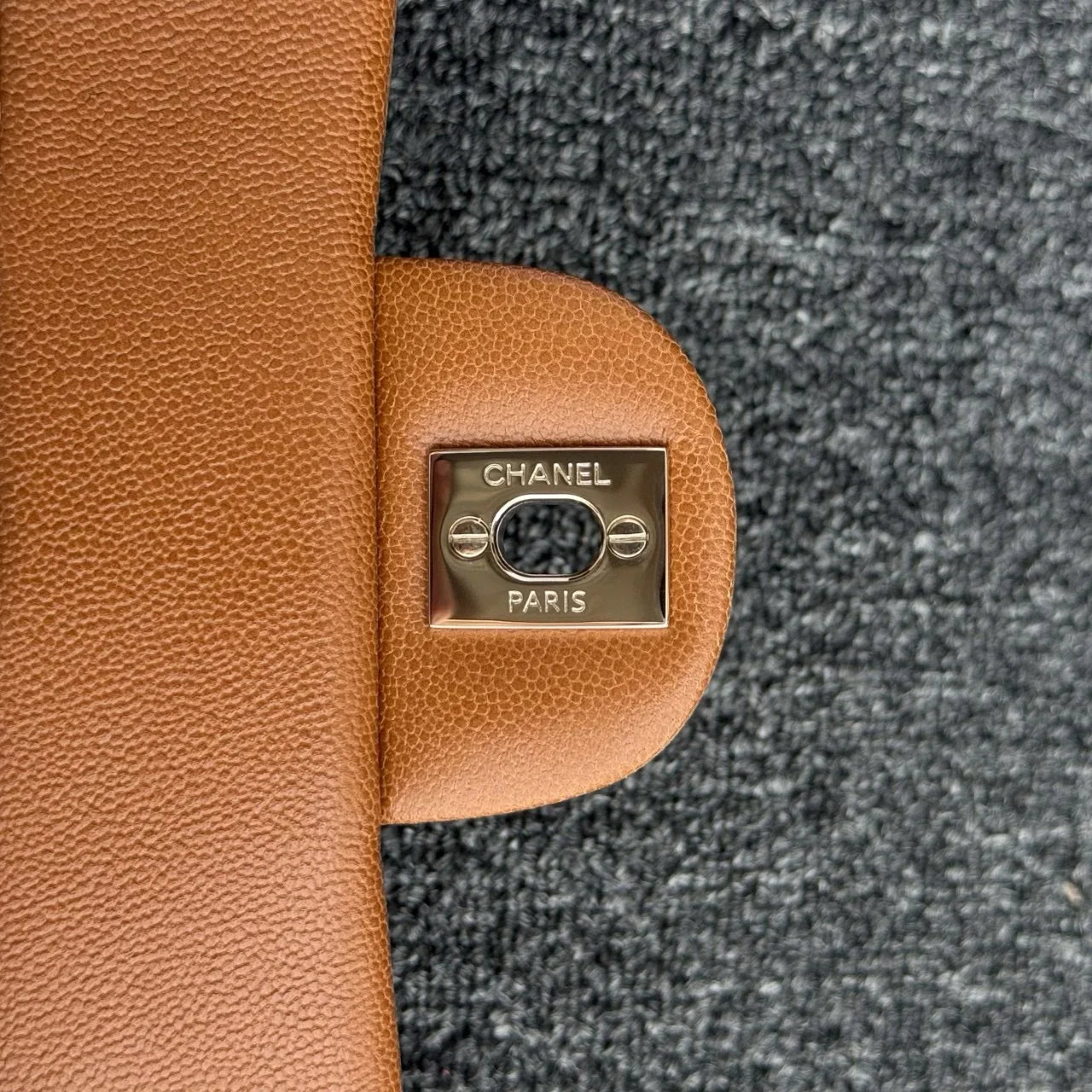 Chanel Mini Kulp İnce Top Desen Karamel Rengi Açık Altın Toka - Glimmer of Luxury