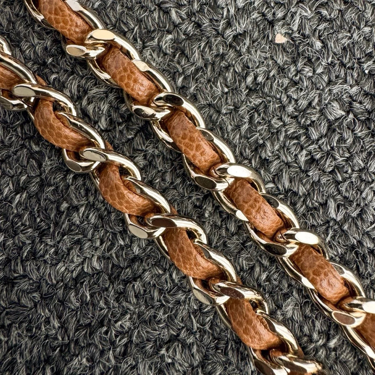 Chanel Mini Kulp İnce Top Desen Karamel Rengi Açık Altın Toka - Glimmer of Luxury