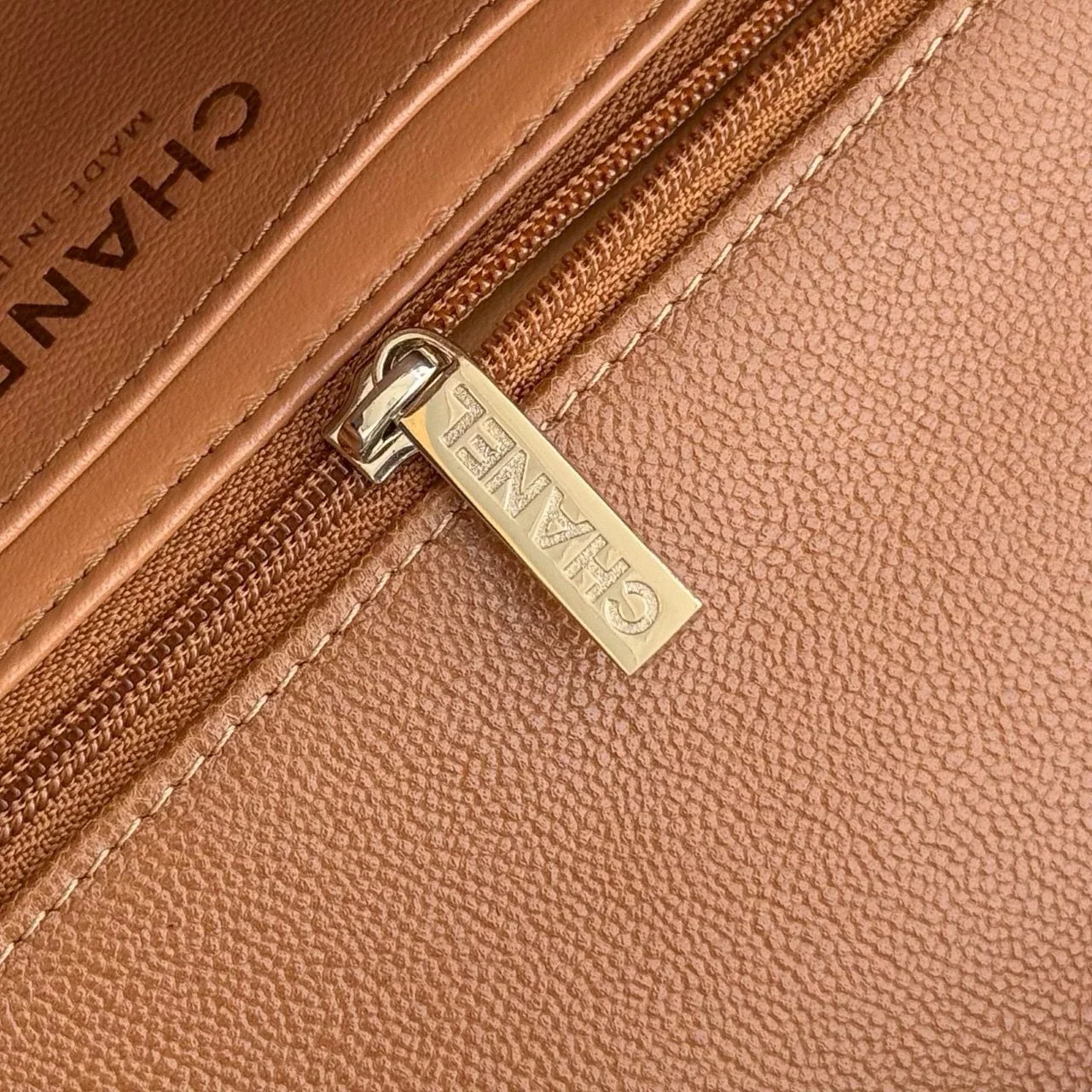 Chanel Mini Kulp İnce Top Desen Karamel Rengi Açık Altın Toka - Glimmer of Luxury