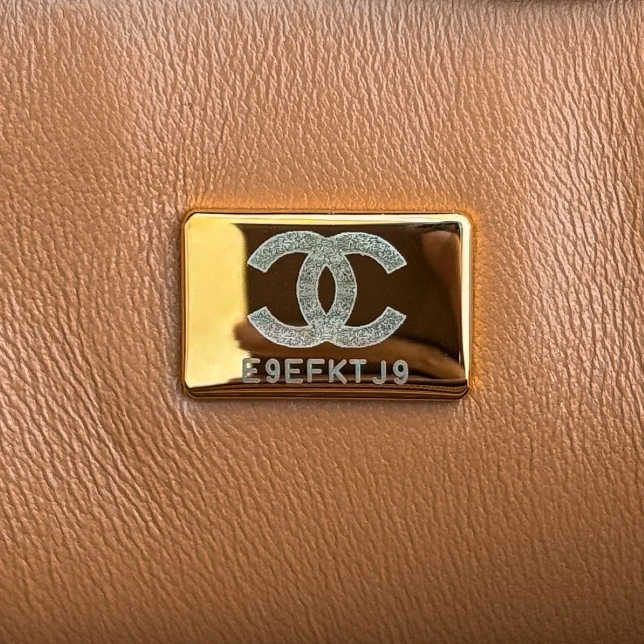 Chanel Mini Kulp İnce Top Desen Karamel Rengi Açık Altın Toka - Glimmer of Luxury