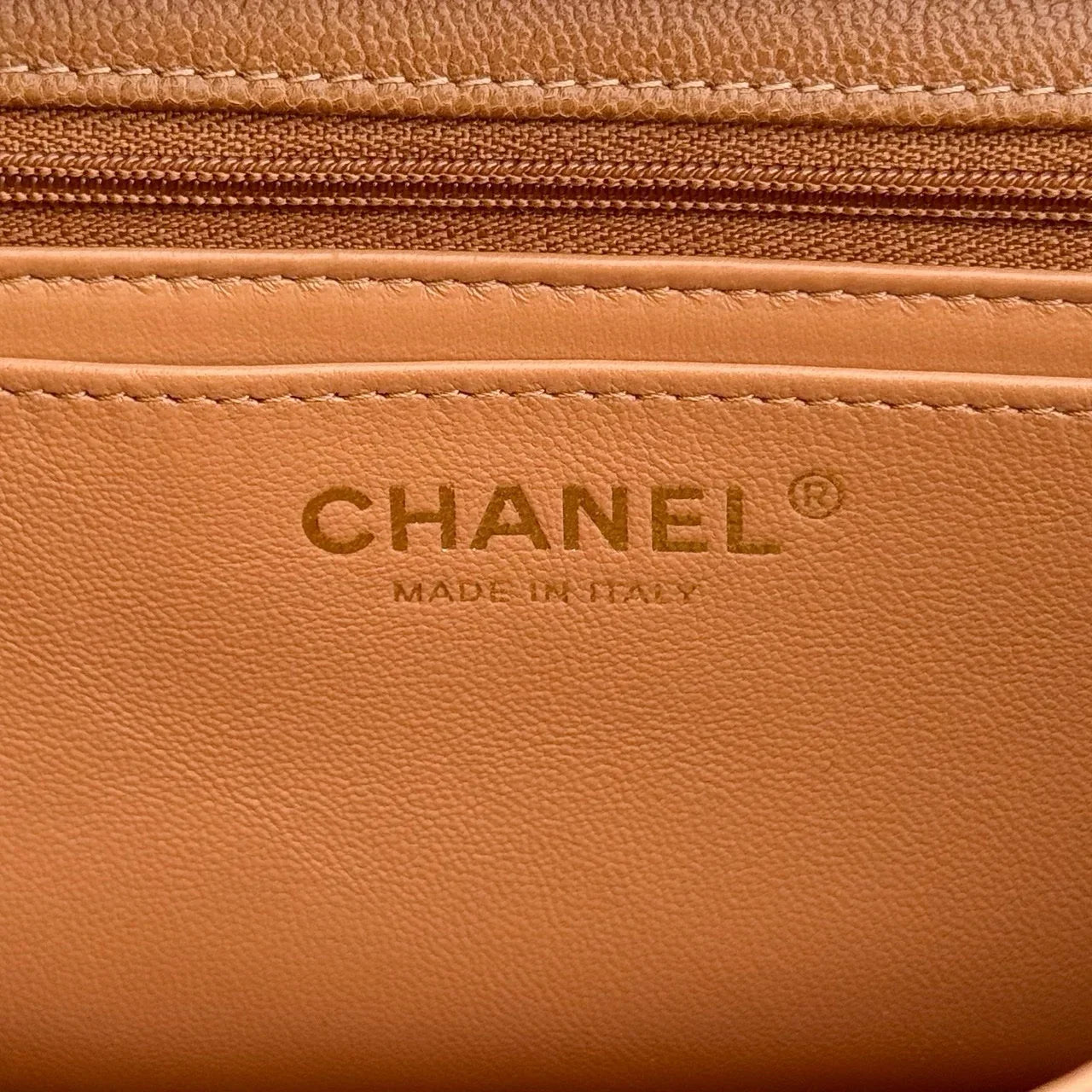 Chanel Mini Kulp İnce Top Desen Karamel Rengi Açık Altın Toka - Glimmer of Luxury