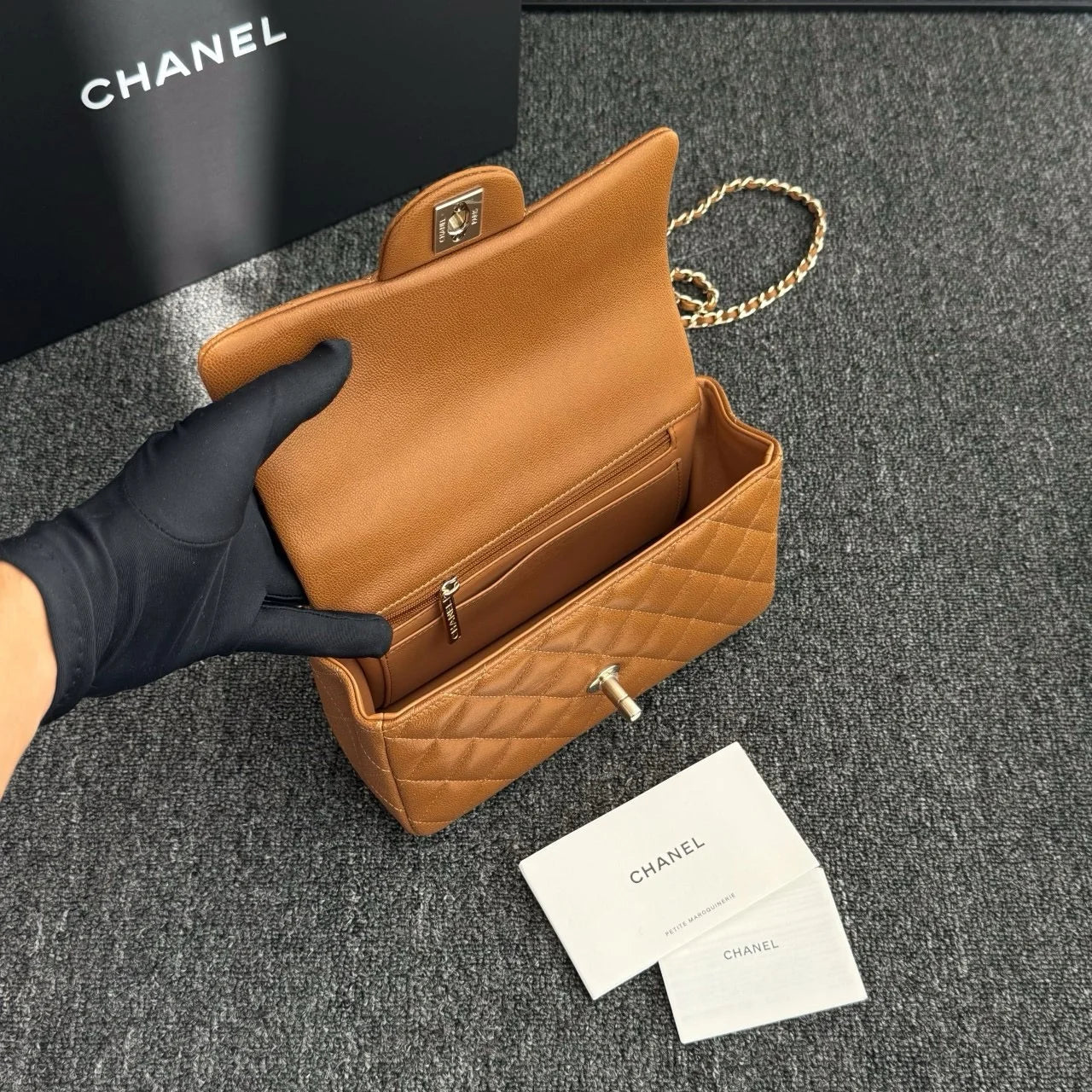 Chanel Mini Kulp İnce Top Desen Karamel Rengi Açık Altın Toka - Glimmer of Luxury