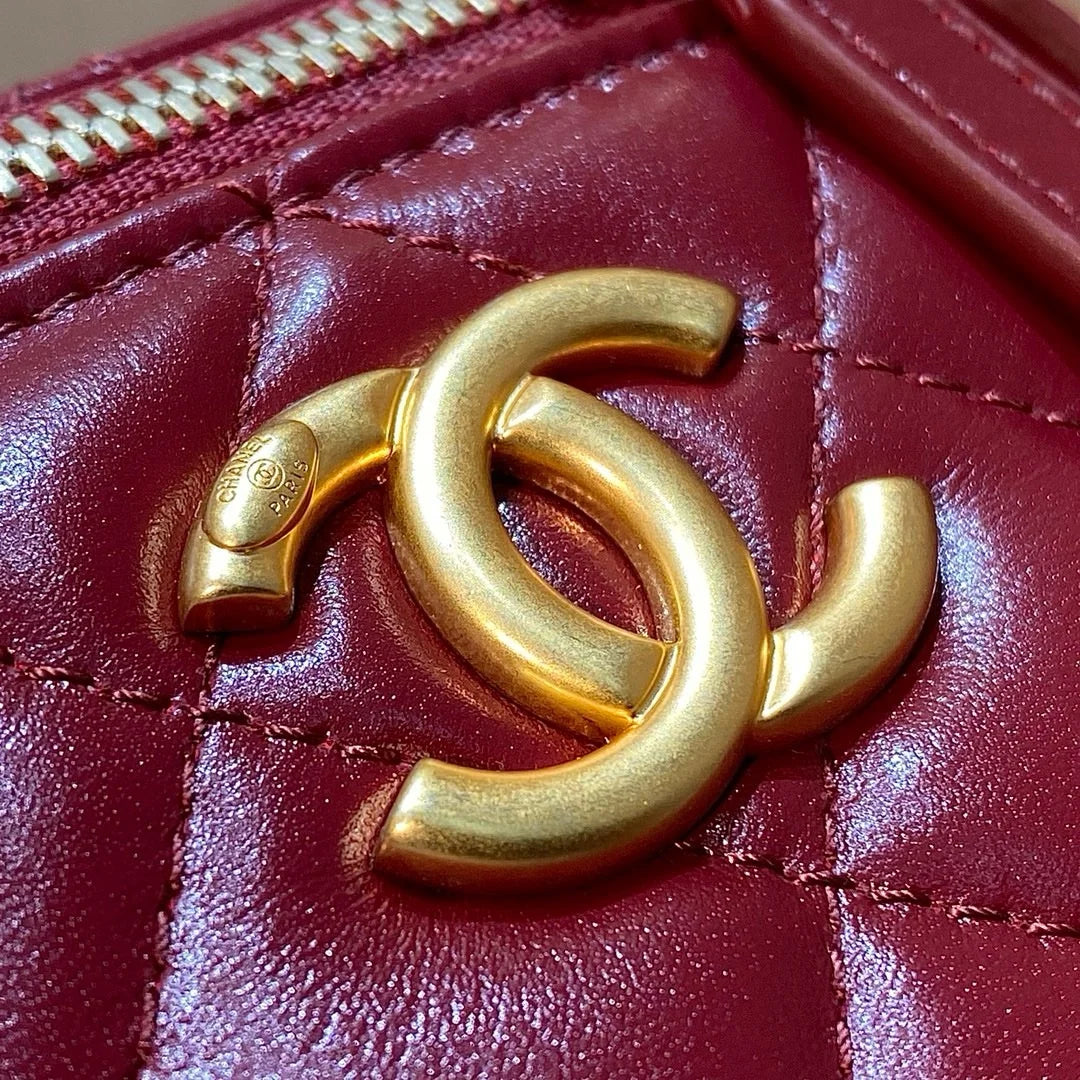 Chanel 21A Dana Derisi Perfect Fit Mini Vanity - Glimmer of Luxury