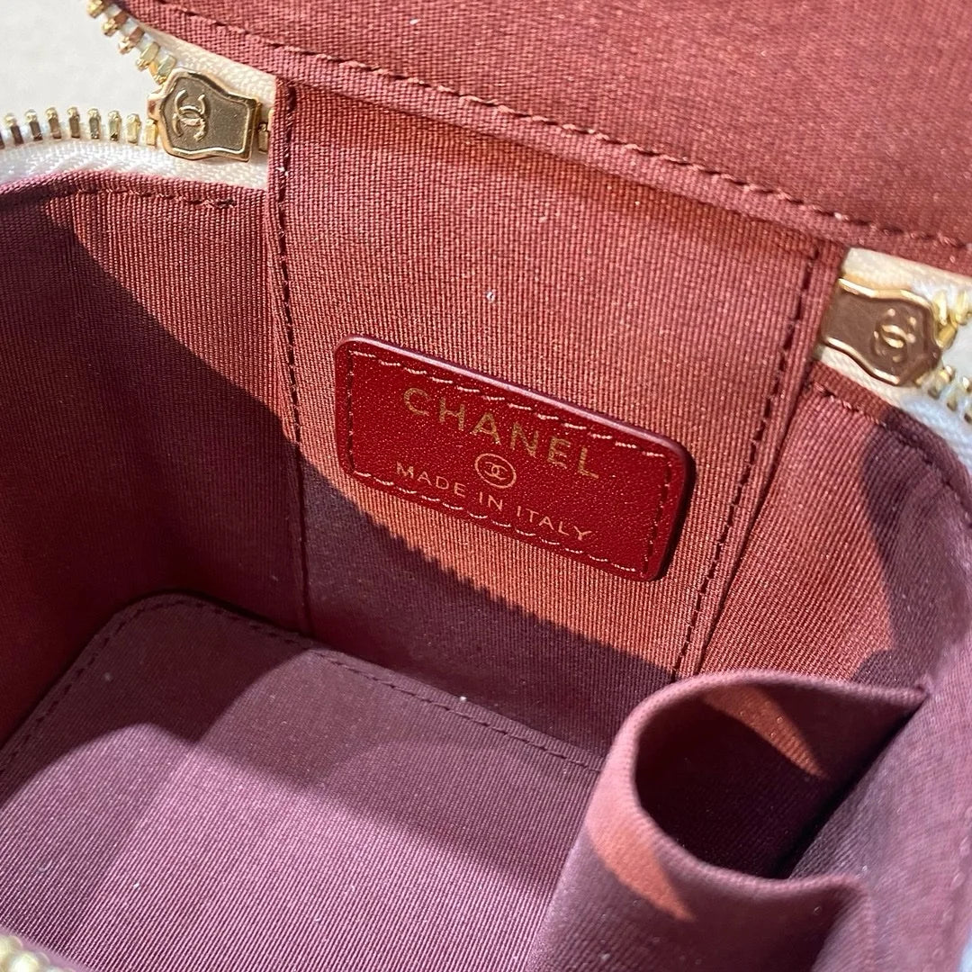 Chanel 21A Dana Derisi Perfect Fit Mini Vanity - Glimmer of Luxury