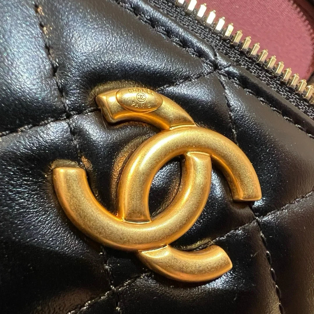 Chanel 21A Dana Derisi Perfect Fit Mini Vanity - Glimmer of Luxury