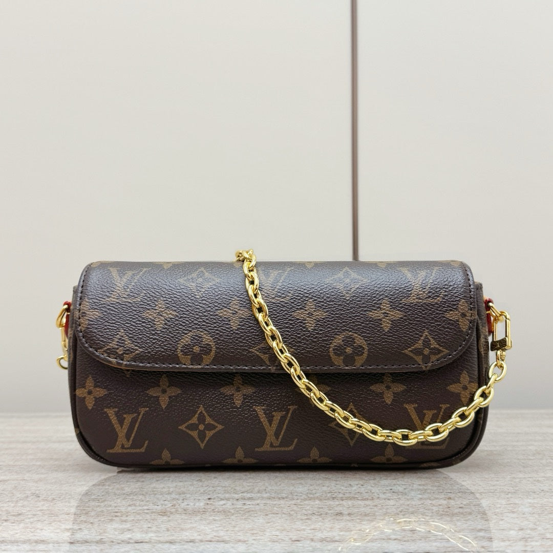 LV Zincirli Cüzdan Ivy Monogram Tuval - Glimmer of Luxury