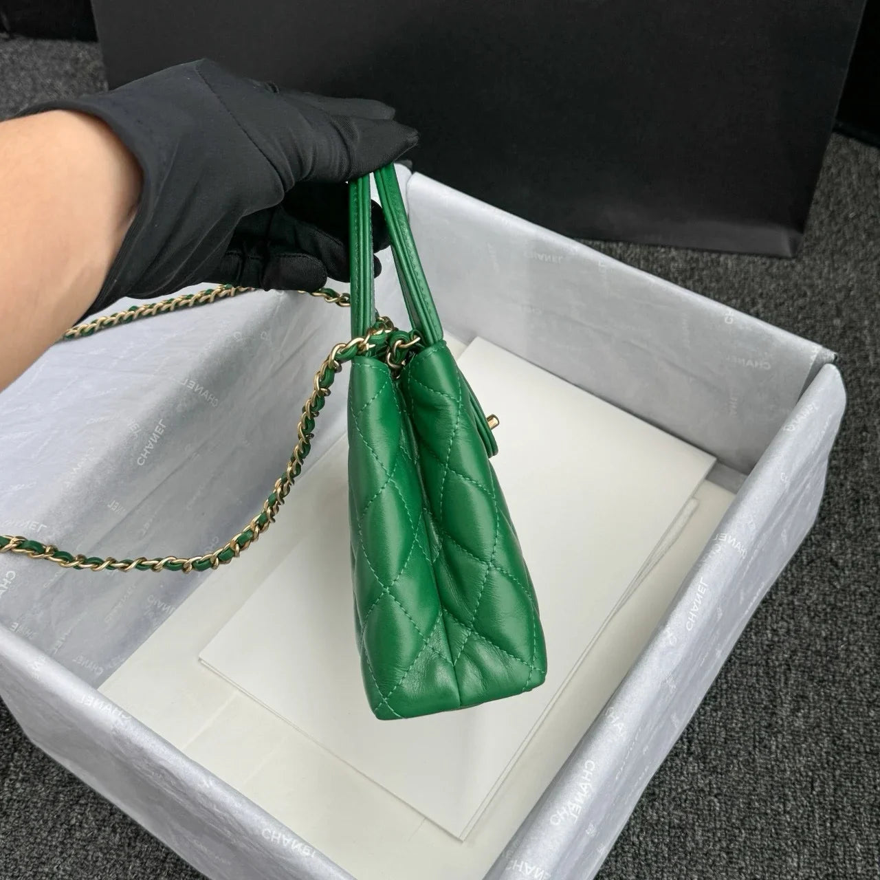 Chanel Kelly Alışveriş Çantası Parlak Eskitme Dana Derisi ve Altın Donanım Yeşil (Mini) - Glimmer of Luxury