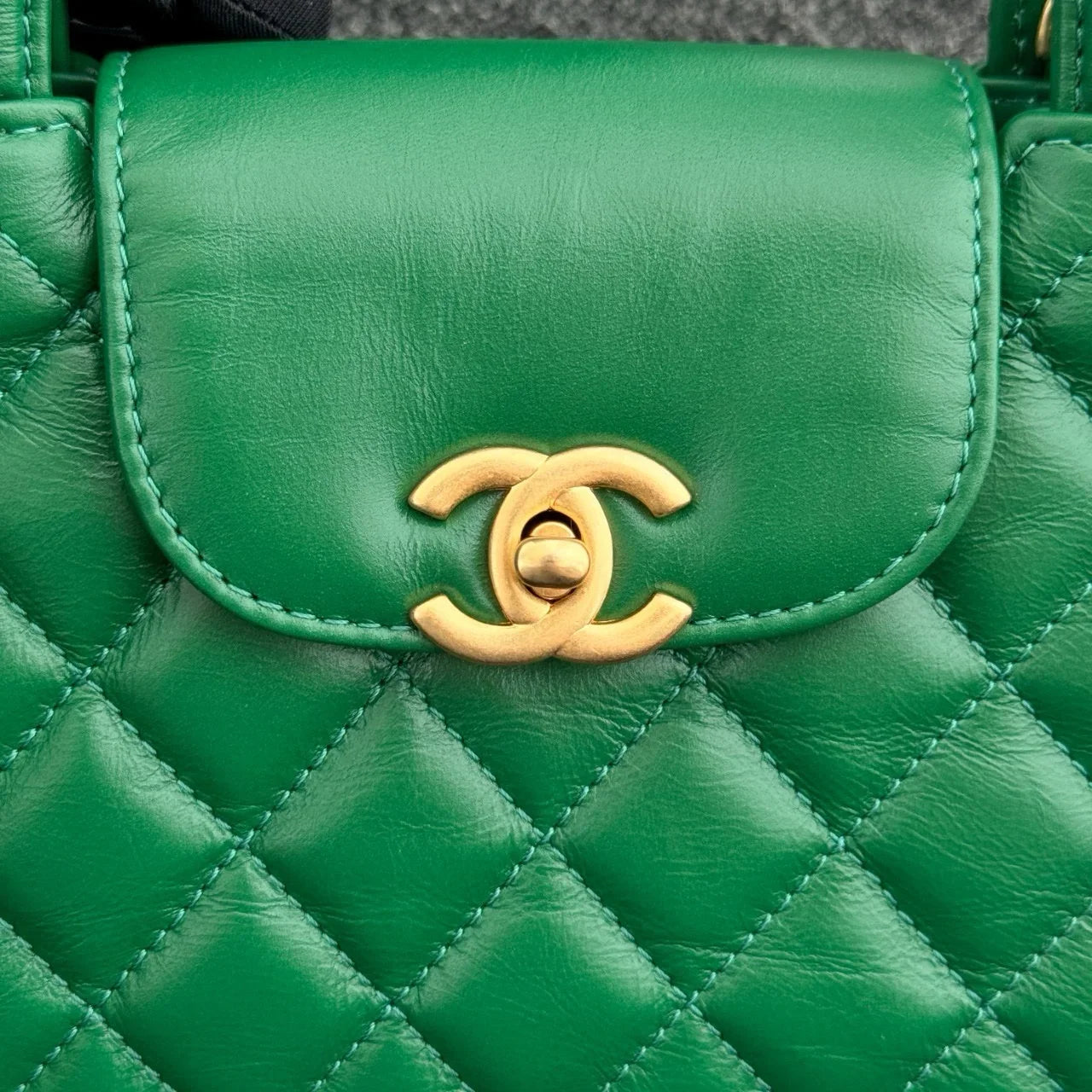 Chanel Kelly Alışveriş Çantası Parlak Eskitme Dana Derisi ve Altın Donanım Yeşil (Mini) - Glimmer of Luxury