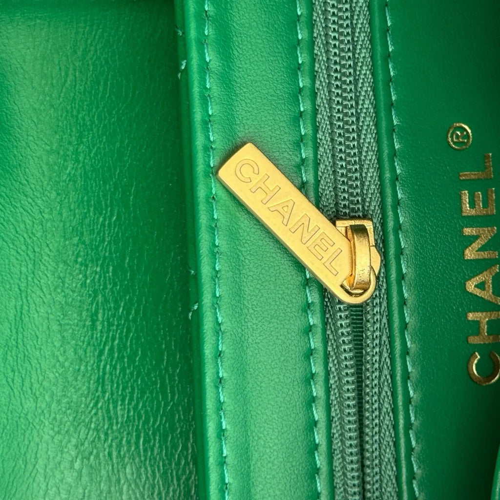 Chanel Kelly Alışveriş Çantası Parlak Eskitme Dana Derisi ve Altın Donanım Yeşil (Mini) - Glimmer of Luxury