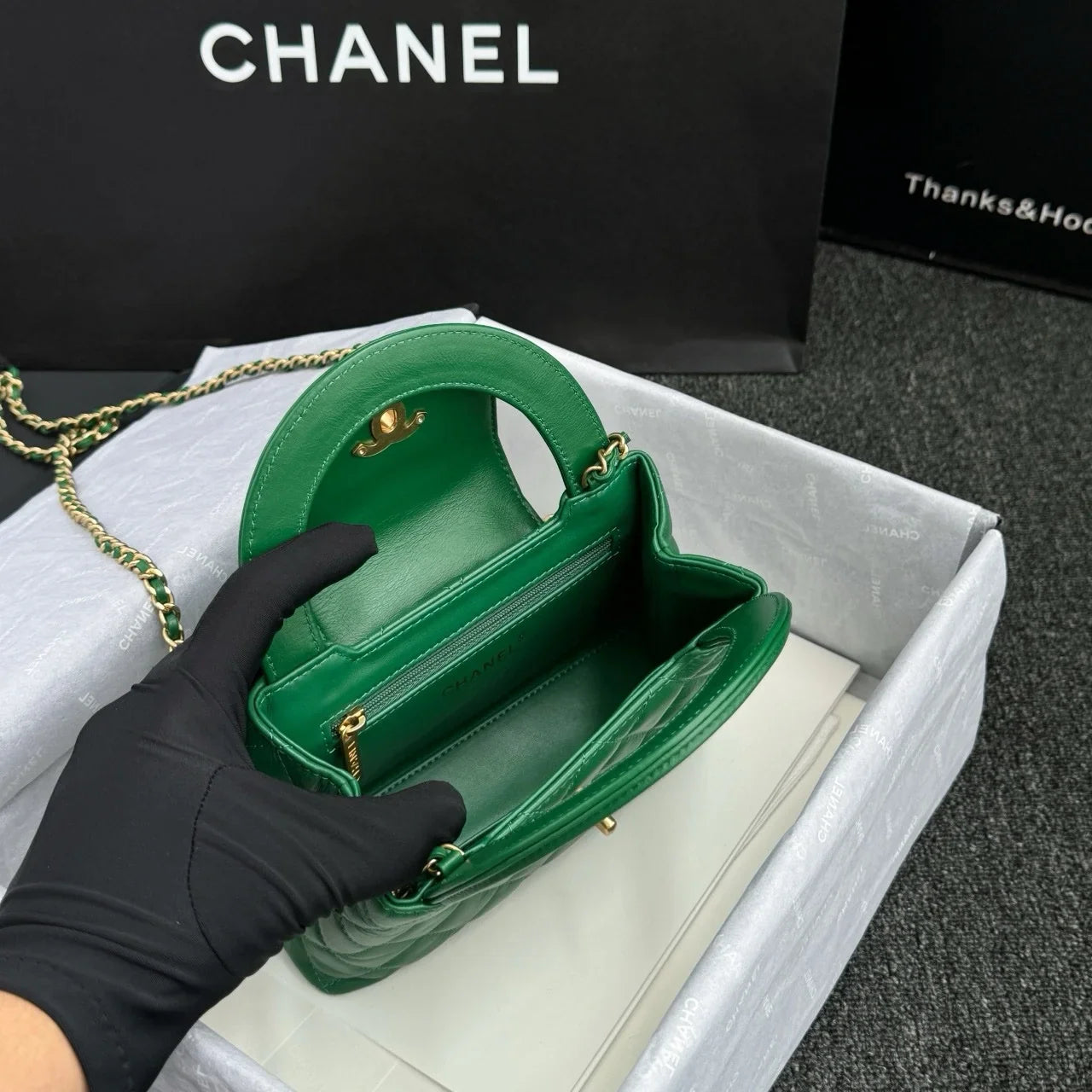 Chanel Kelly Alışveriş Çantası Parlak Eskitme Dana Derisi ve Altın Donanım Yeşil (Mini) - Glimmer of Luxury