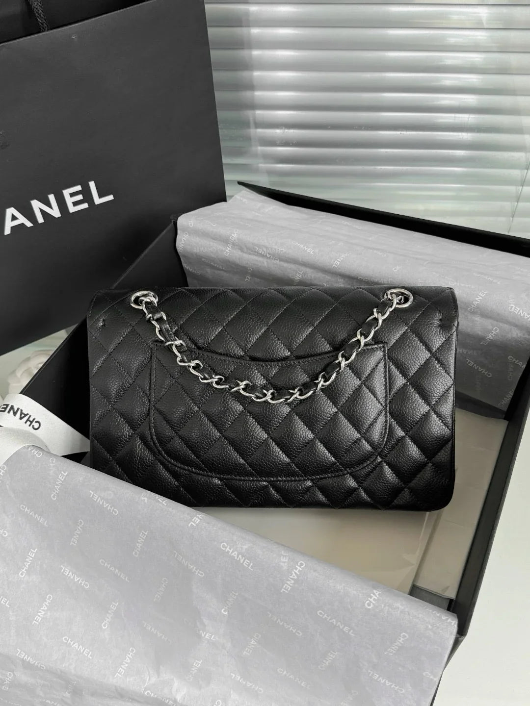 Chanel Flap Orta Boy Çanta Havyar Deri Otantik Kalite 2024 - Glimmer of Luxury