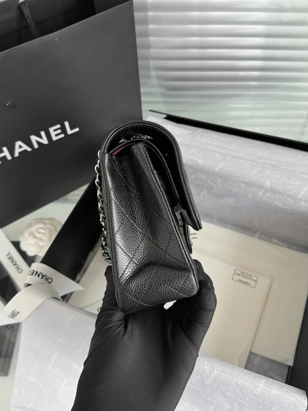 Chanel Flap Orta Boy Çanta Havyar Deri Otantik Kalite 2024 - Glimmer of Luxury