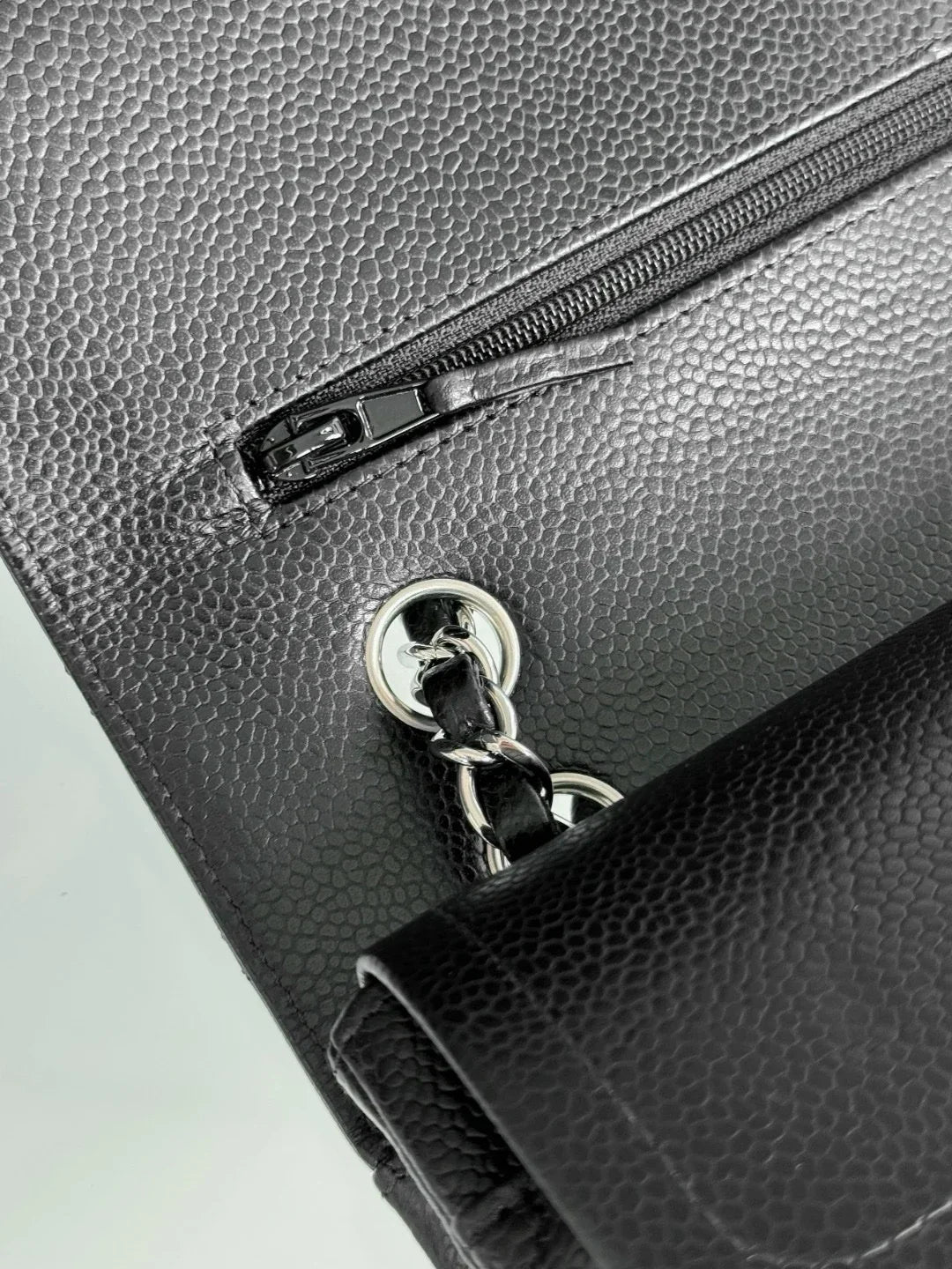 Chanel Flap Orta Boy Çanta Havyar Deri Otantik Kalite 2024 - Glimmer of Luxury