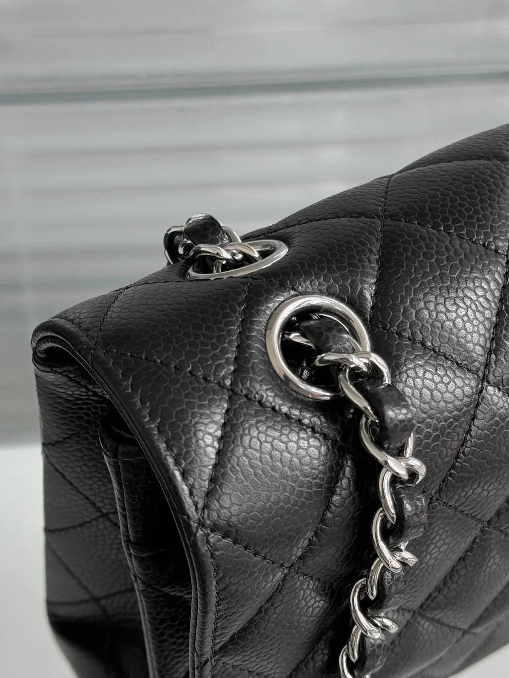 Chanel Flap Orta Boy Çanta Havyar Deri Otantik Kalite 2024 - Glimmer of Luxury