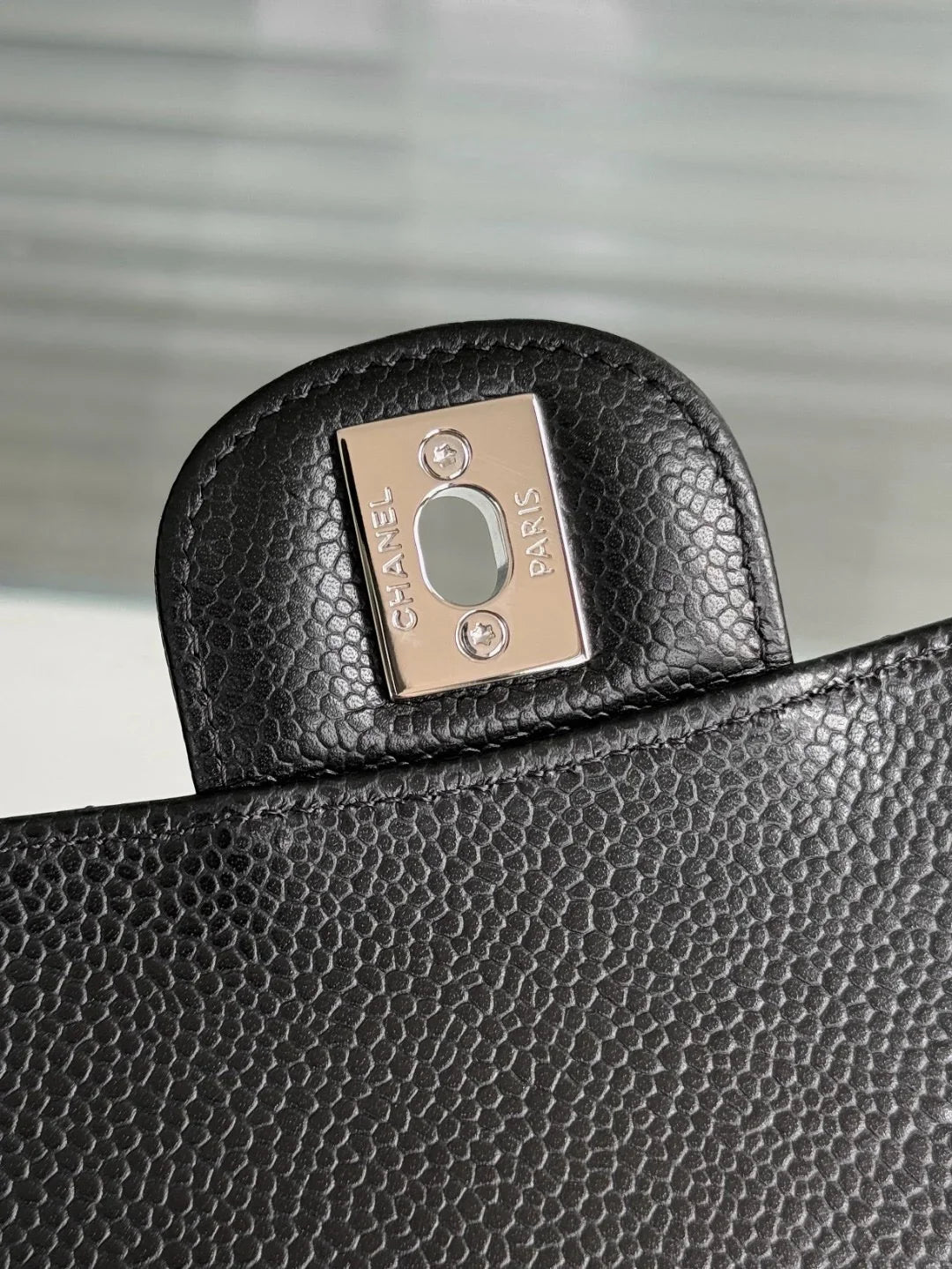 Chanel Flap Orta Boy Çanta Havyar Deri Otantik Kalite 2024 - Glimmer of Luxury