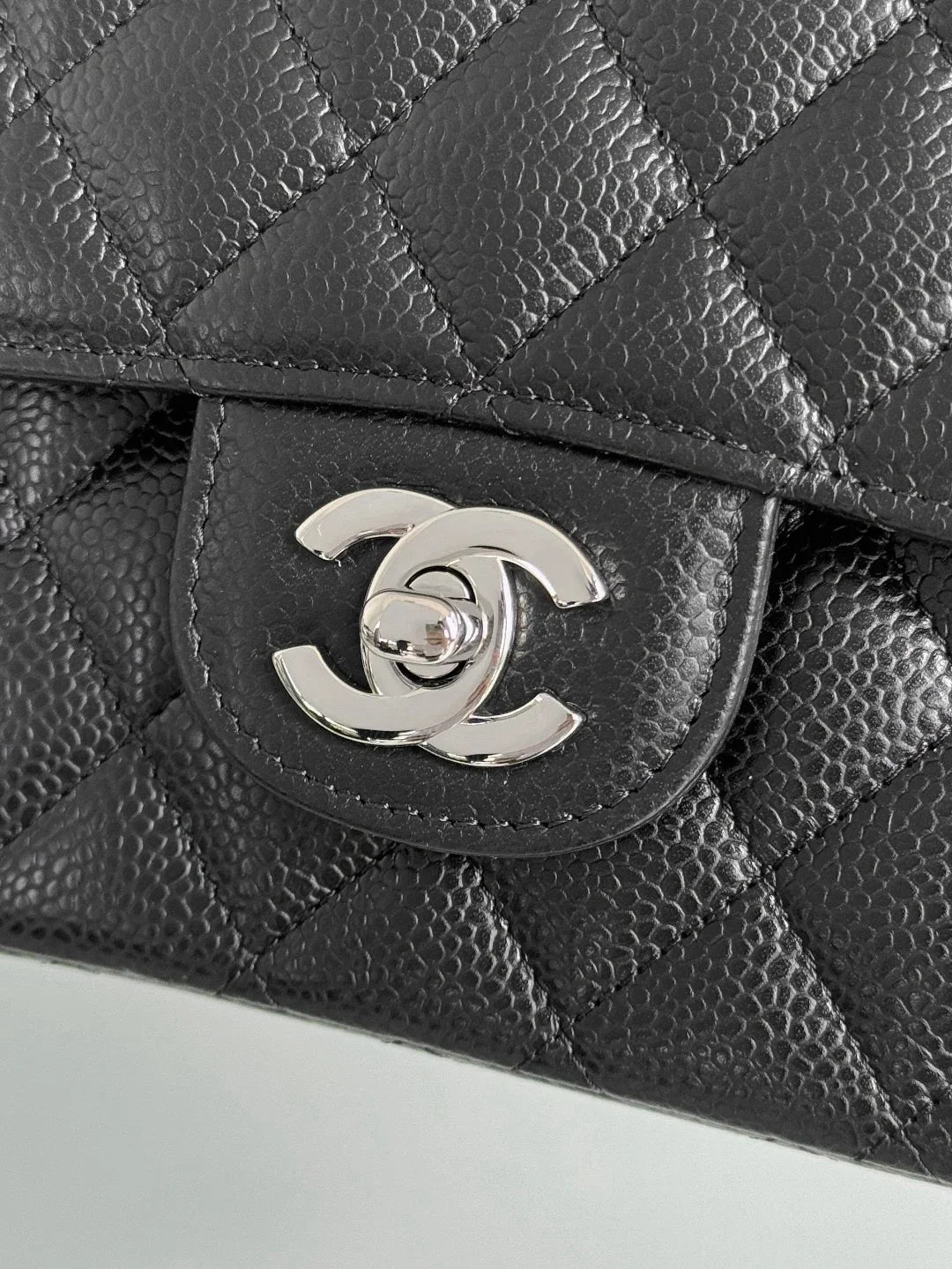 Chanel Flap Orta Boy Çanta Havyar Deri Otantik Kalite 2024 - Glimmer of Luxury