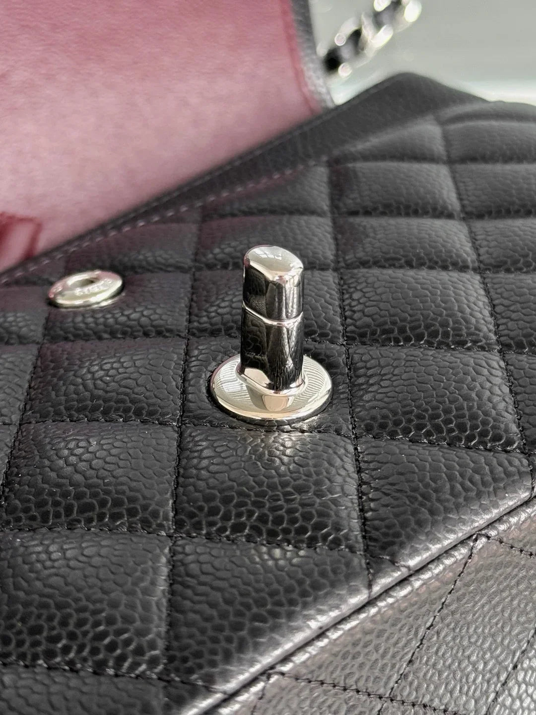 Chanel Flap Orta Boy Çanta Havyar Deri Otantik Kalite 2024 - Glimmer of Luxury