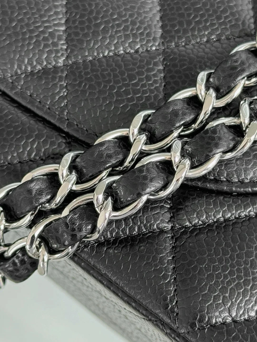 Chanel Flap Orta Boy Çanta Havyar Deri Otantik Kalite 2024 - Glimmer of Luxury