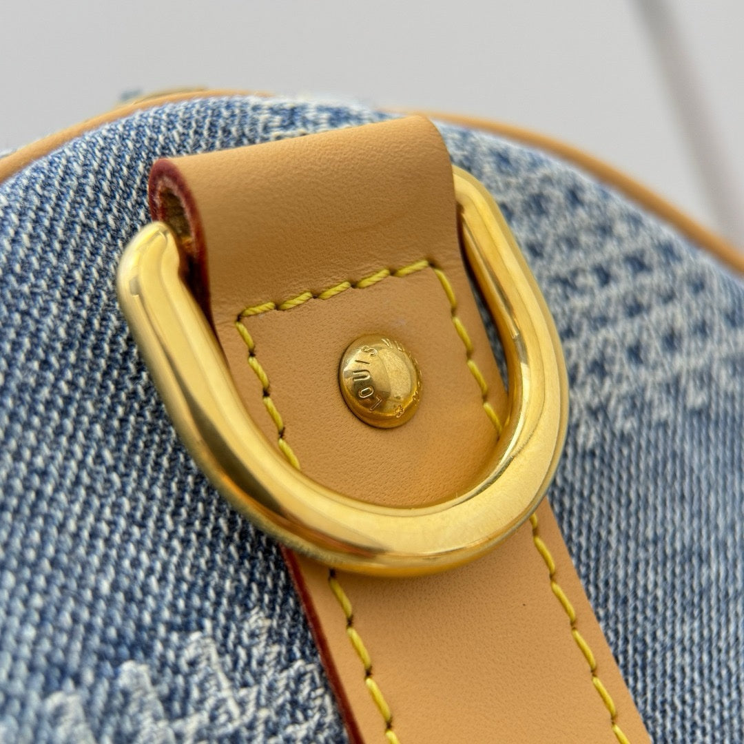 LV Keepall Bandoulière 50 - Glimmer of Luxury