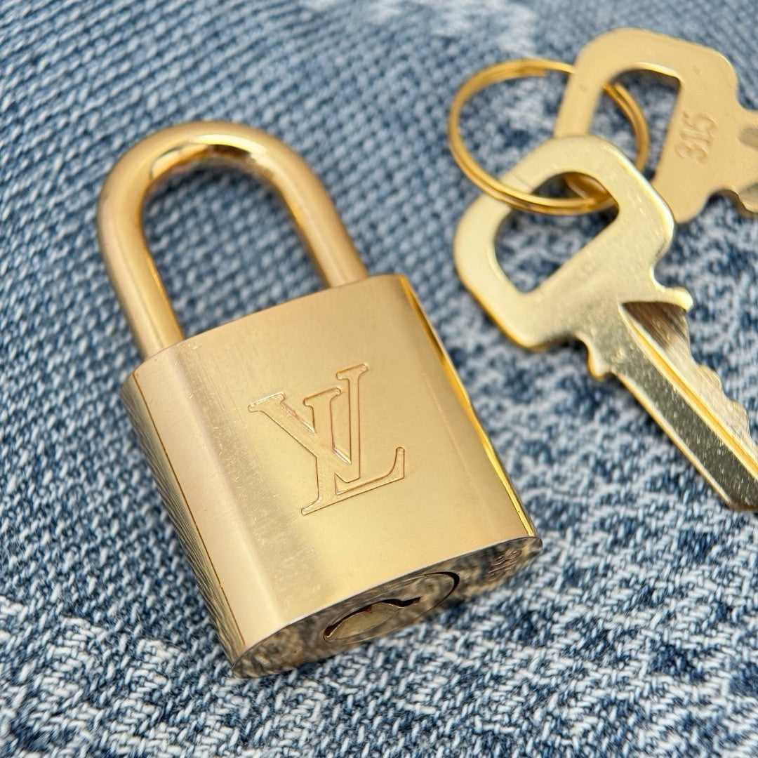 LV Keepall Bandoulière 50 - Glimmer of Luxury