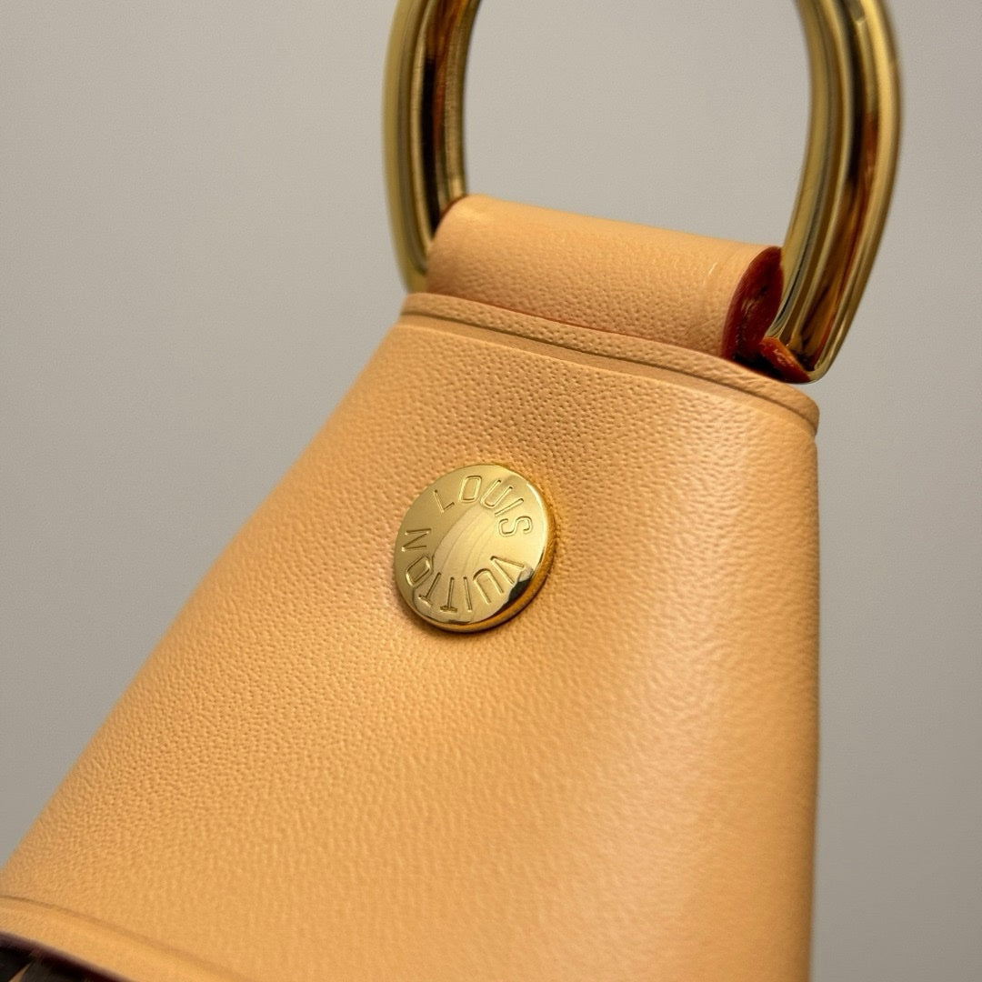 LV Loop Monogram Çanta - Glimmer of Luxury