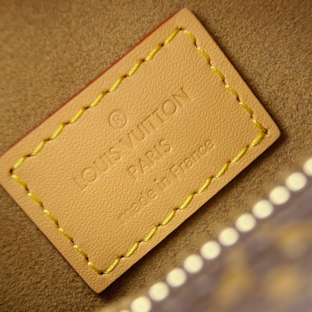 LV Loop Monogram Çanta - Glimmer of Luxury