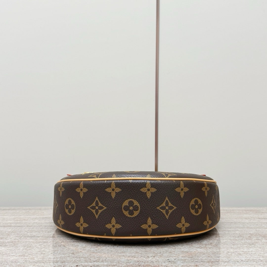 LV Loop Monogram Çanta - Glimmer of Luxury