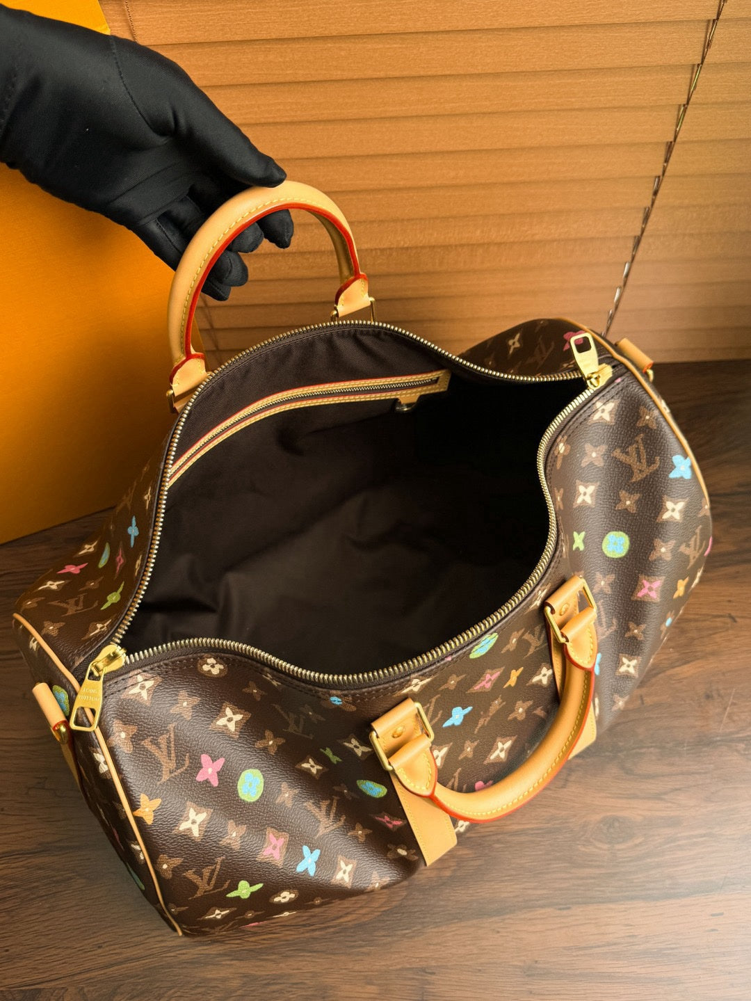 LV Keepall Bandoulière - Glimmer of Luxury