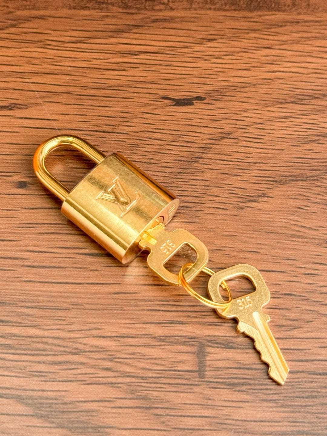 LV Keepall Bandoulière - Glimmer of Luxury