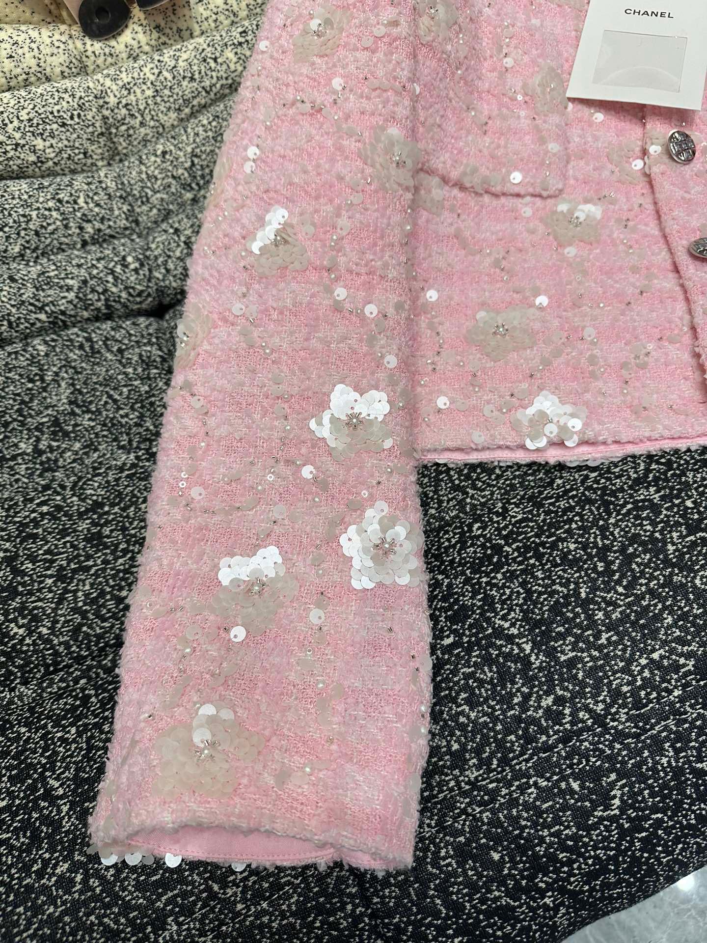 Chanel 3 Boyutlu Pullu İşlemeli Özelleştirilmiş Ceket - Glimmer of Luxury