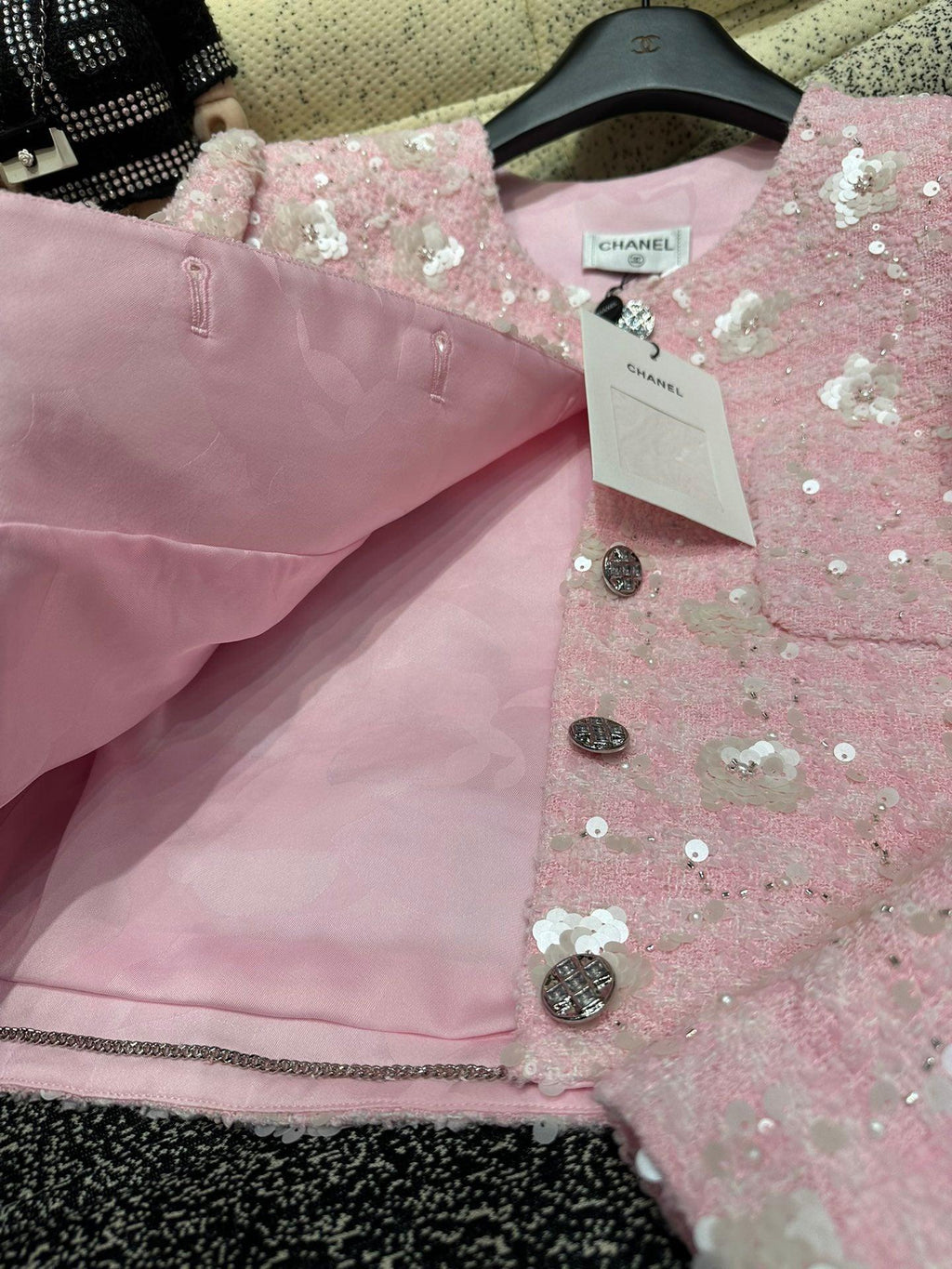 Chanel 3 Boyutlu Pullu İşlemeli Özelleştirilmiş Ceket - Glimmer of Luxury