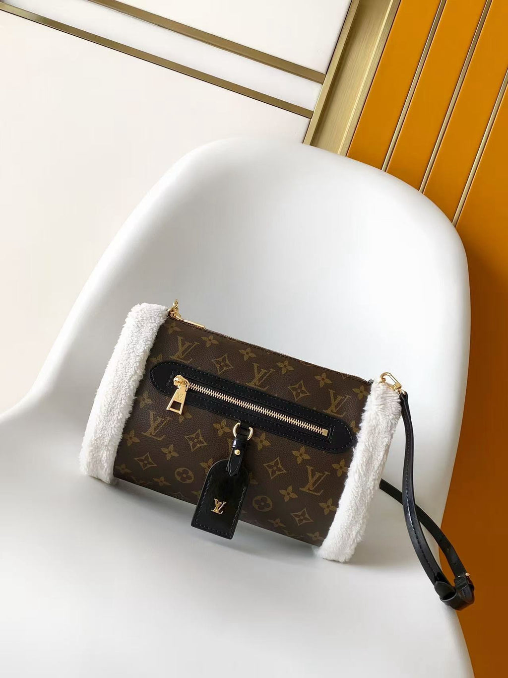 Louis Vuitton Teddy Mitt Omuz Çantası
