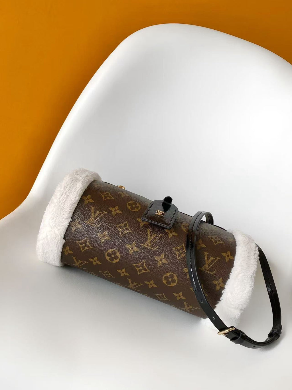 Louis Vuitton Teddy Mitt Omuz Çantası