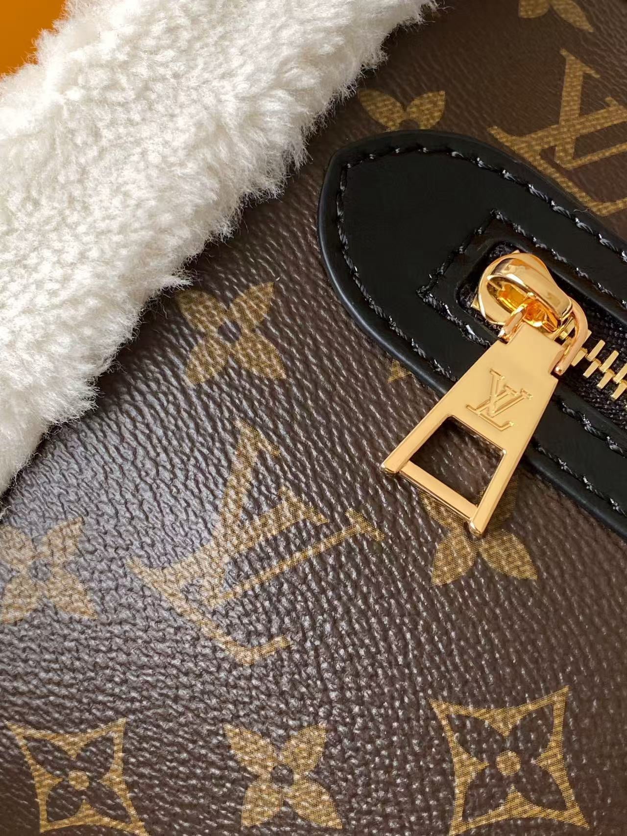 Louis Vuitton Teddy Mitt Omuz Çantası