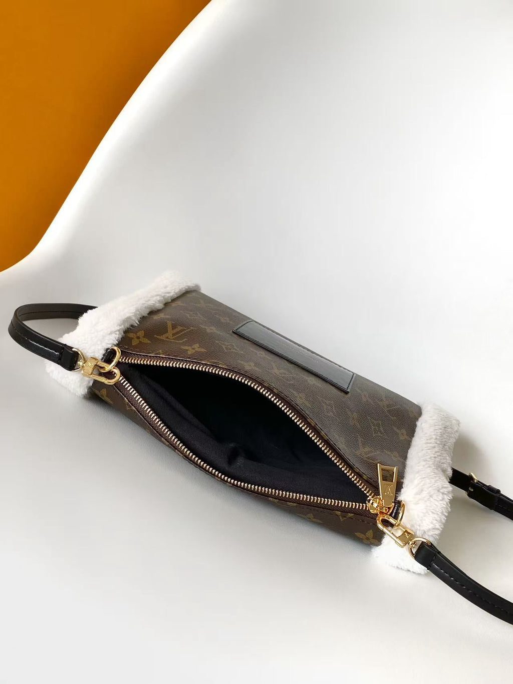 Louis Vuitton Teddy Mitt Omuz Çantası