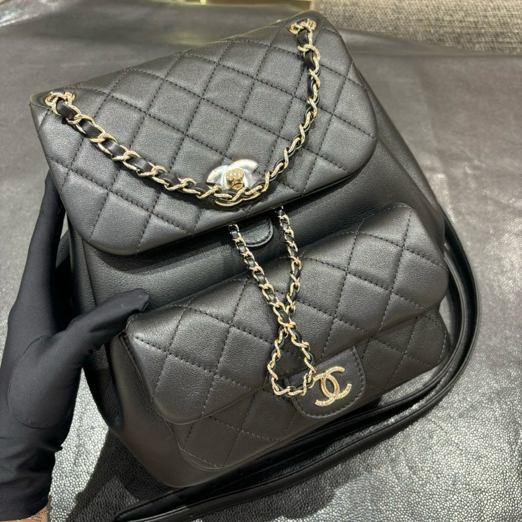 Chanel 22A Duma Mini Sırt Çantası Siyah Kuzu Derisi LGHW - Glimmer of Luxury