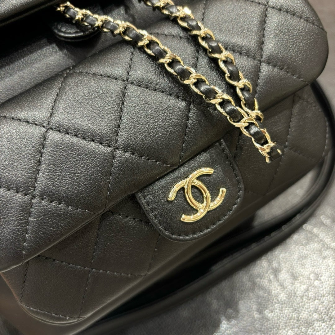 Chanel 22A Duma Mini Sırt Çantası Siyah Kuzu Derisi LGHW - Glimmer of Luxury