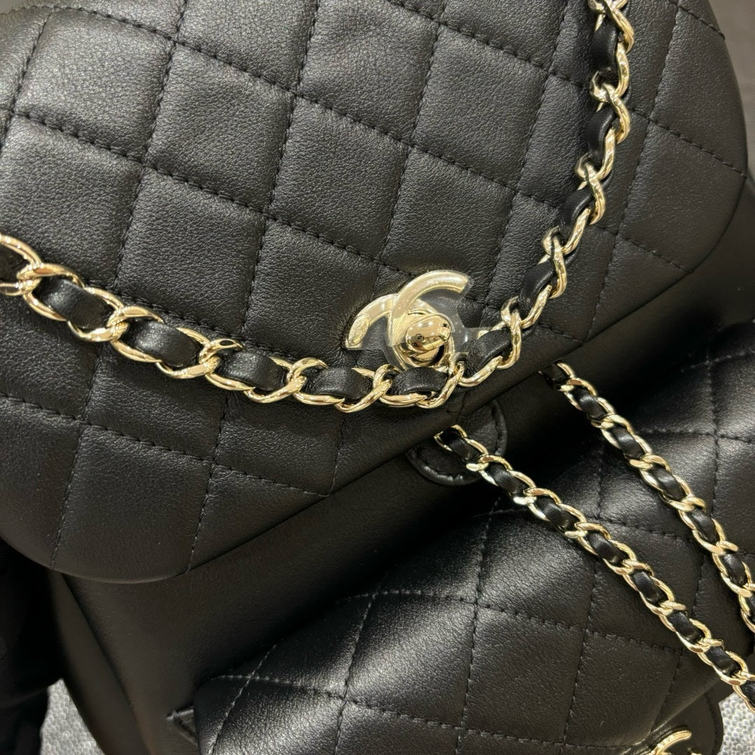 Chanel 22A Duma Mini Sırt Çantası Siyah Kuzu Derisi LGHW - Glimmer of Luxury
