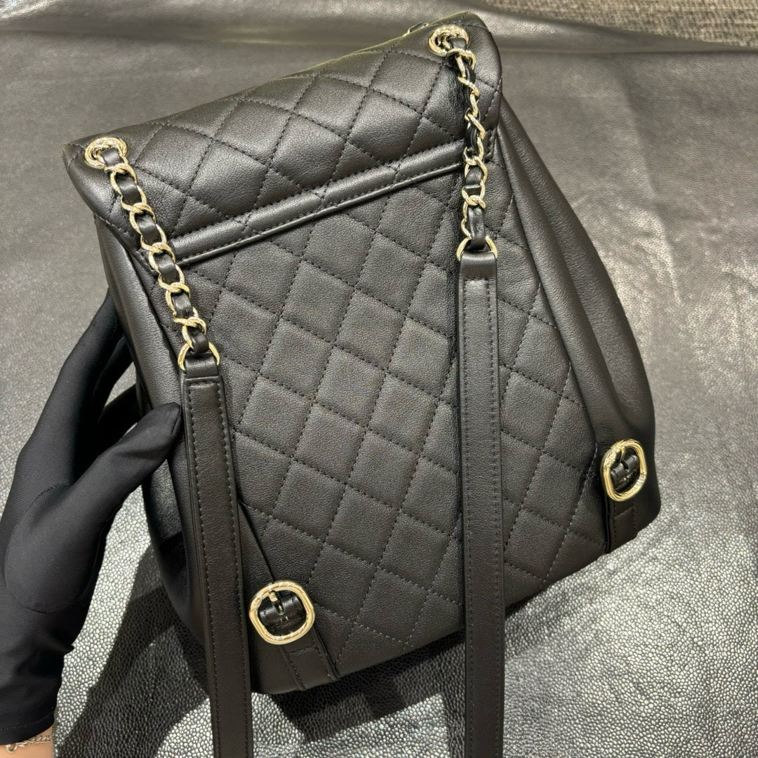 Chanel 22A Duma Mini Sırt Çantası Siyah Kuzu Derisi LGHW - Glimmer of Luxury