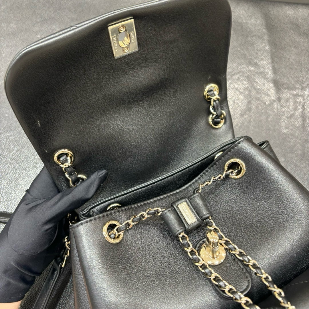 Chanel 22A Duma Mini Sırt Çantası Siyah Kuzu Derisi LGHW - Glimmer of Luxury