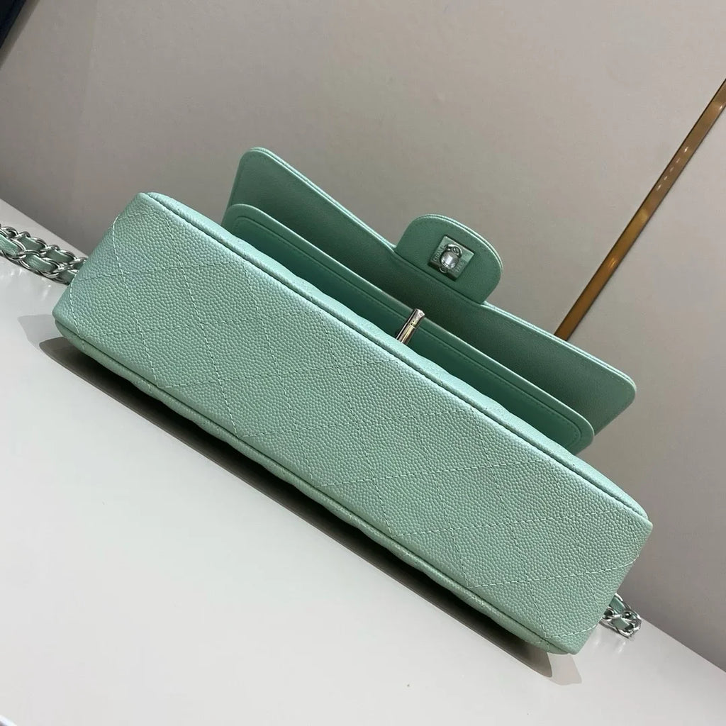 Chanel Flap Orta Boy Çanta Havyar Deri 2024 Deniz Mavisi - Glimmer of Luxury