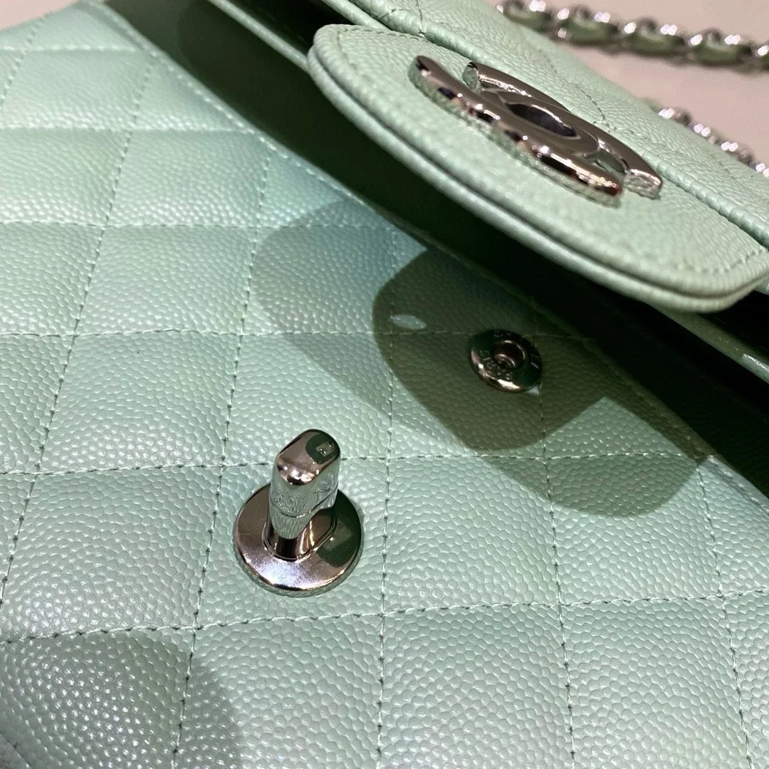 Chanel Flap Orta Boy Çanta Havyar Deri 2024 Deniz Mavisi - Glimmer of Luxury