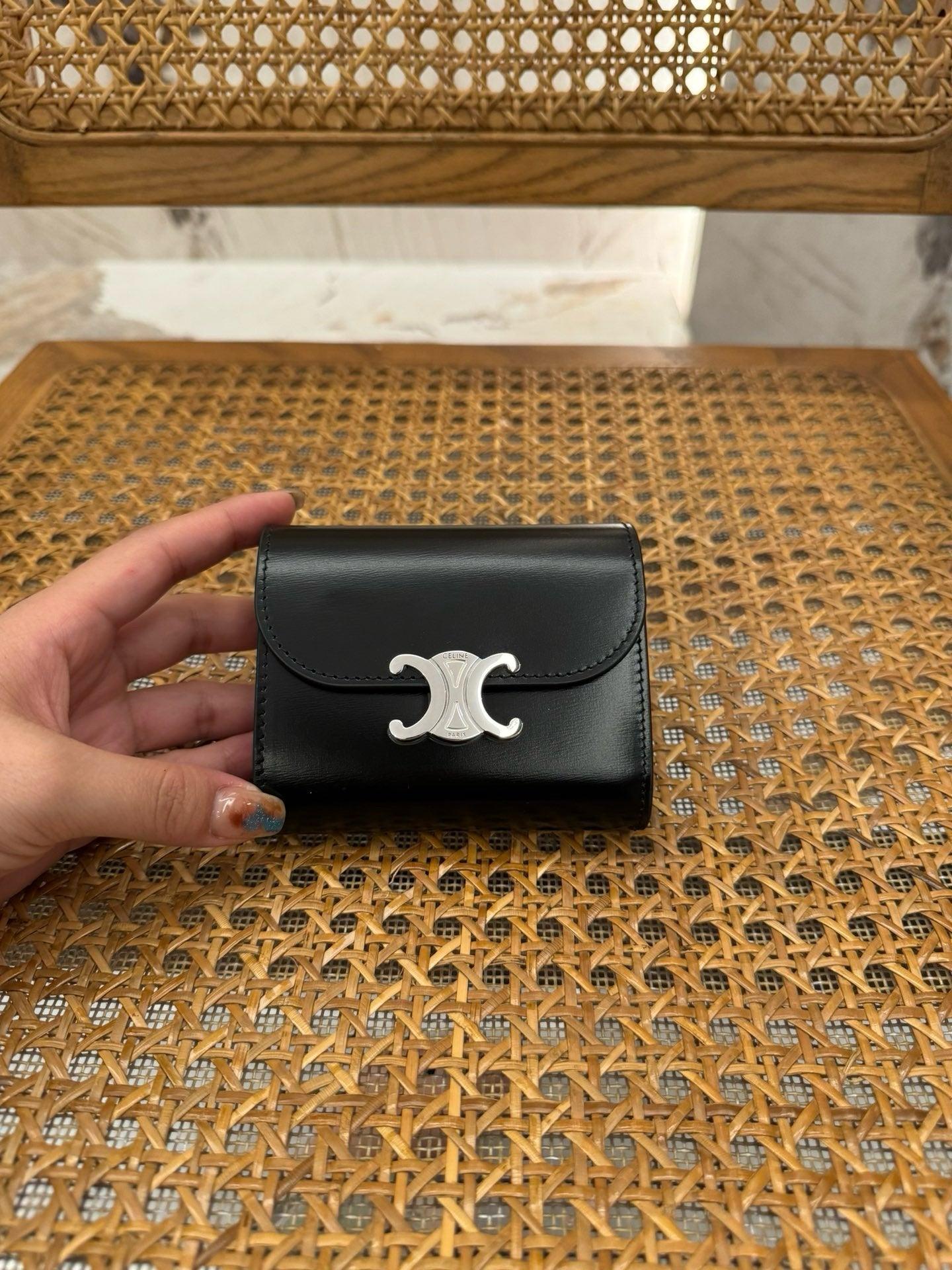 Celine Triomphe Dana Derisi Küçük Kapaklı Cüzdan - Glimmer of Luxury