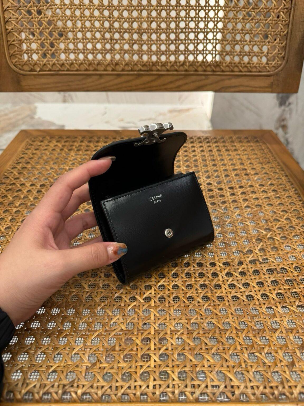 Celine Triomphe Dana Derisi Küçük Kapaklı Cüzdan - Glimmer of Luxury