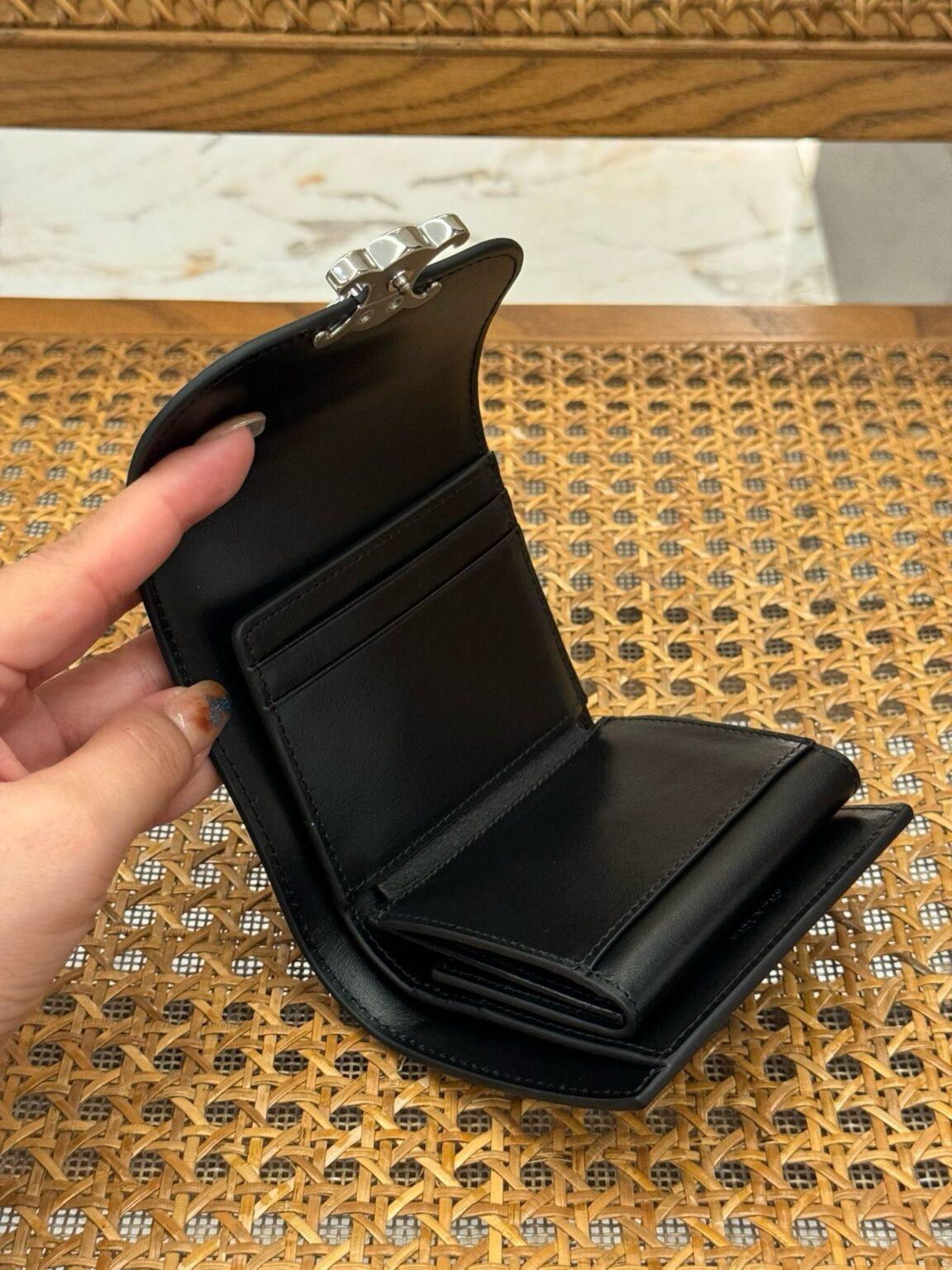 Celine Triomphe Dana Derisi Küçük Kapaklı Cüzdan - Glimmer of Luxury