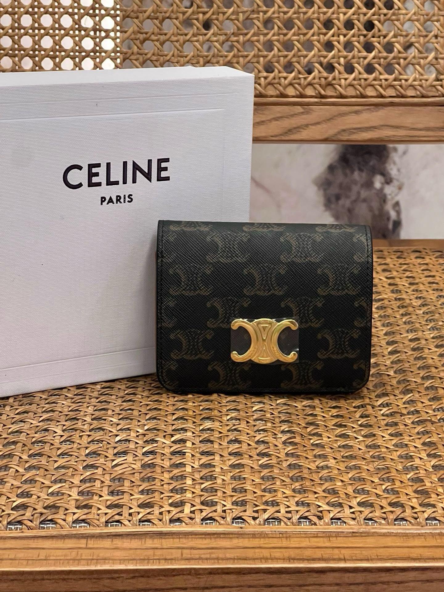 Celine Triomphe Tuvalinde Küçük Triomphe Cüzdan - Glimmer of Luxury
